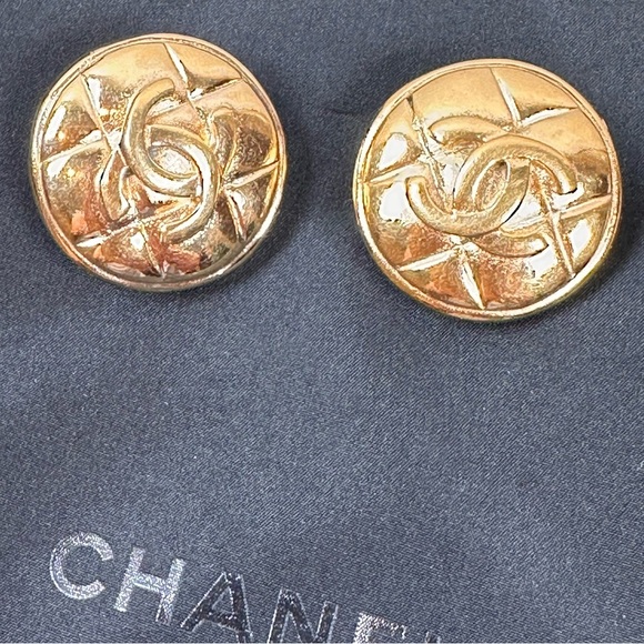 Authentic Chanel CC Gold Logo clip on earrings - Picture 2 of 10